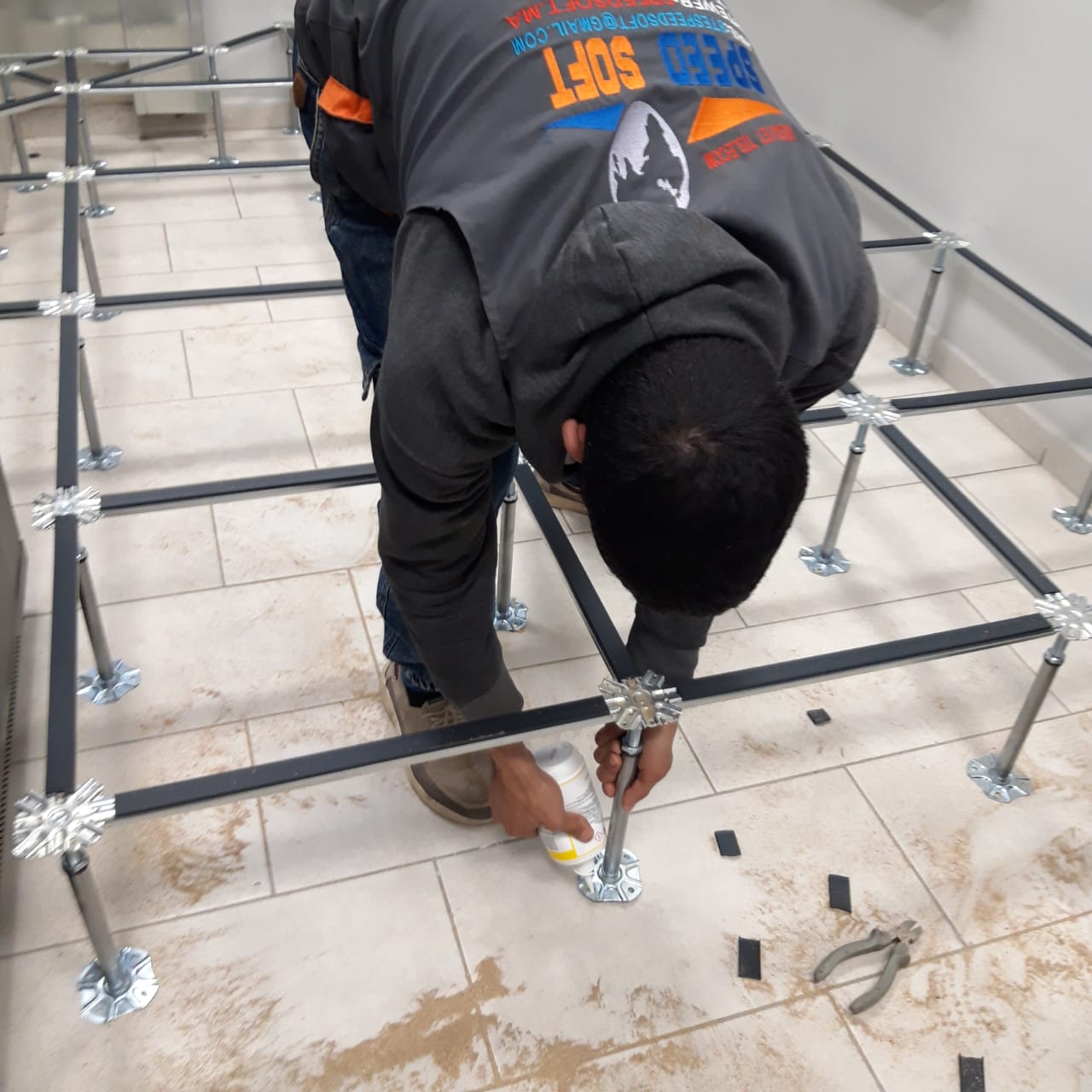 Gestion des câbles sous faux plancher