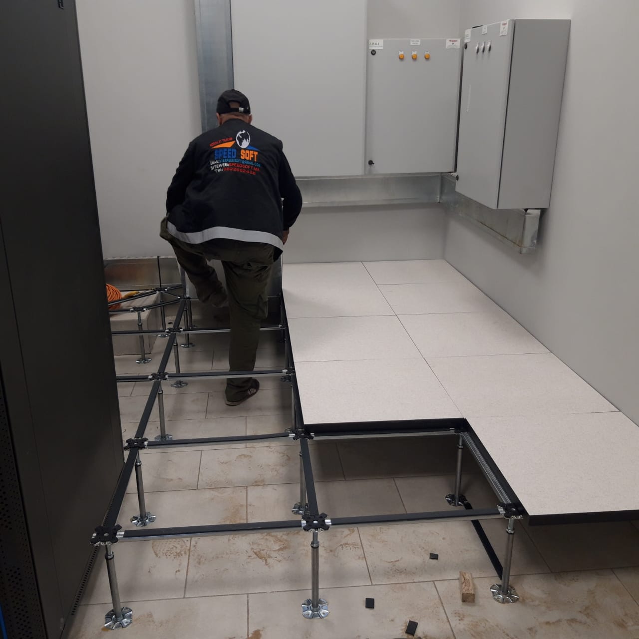 Data center avec faux plancher